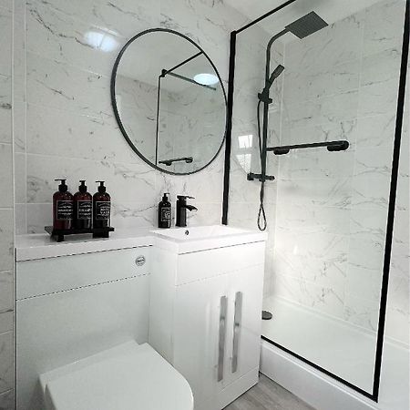 לונדון Stunning Apartment In Beckton With Private Entrance מראה חיצוני תמונה